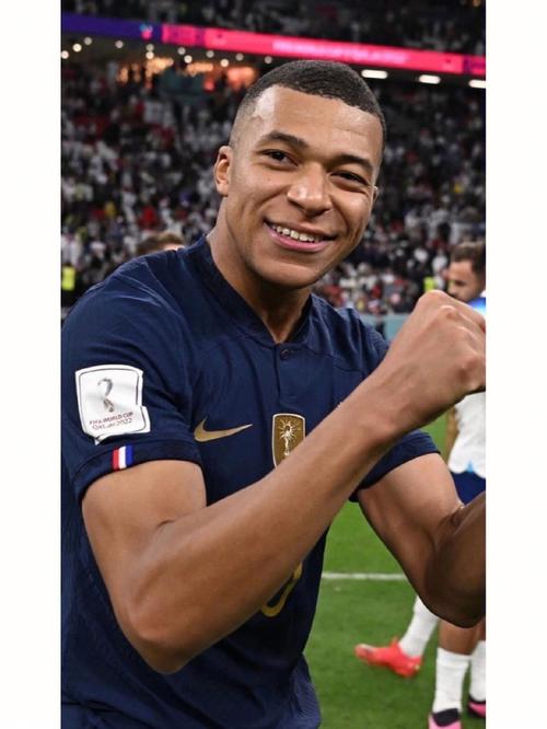 足球报：海港有意杨希，徐彬留洋仍存不确定，西海岸资金有困