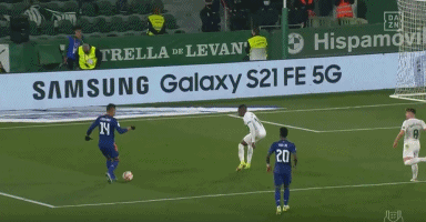 三连冠！上海海港加冕2025赛季中超冠军，摘下队史中超第四星