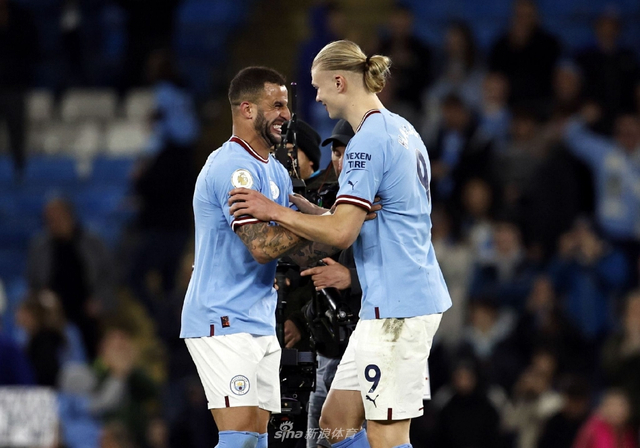 山东泰山选择韩鹏执教，凭借其责任感和团队精神，重燃球队斗志，提升士气，取得进步。